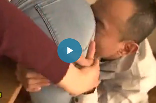 人妻の尻の匂いを嗅ぐ